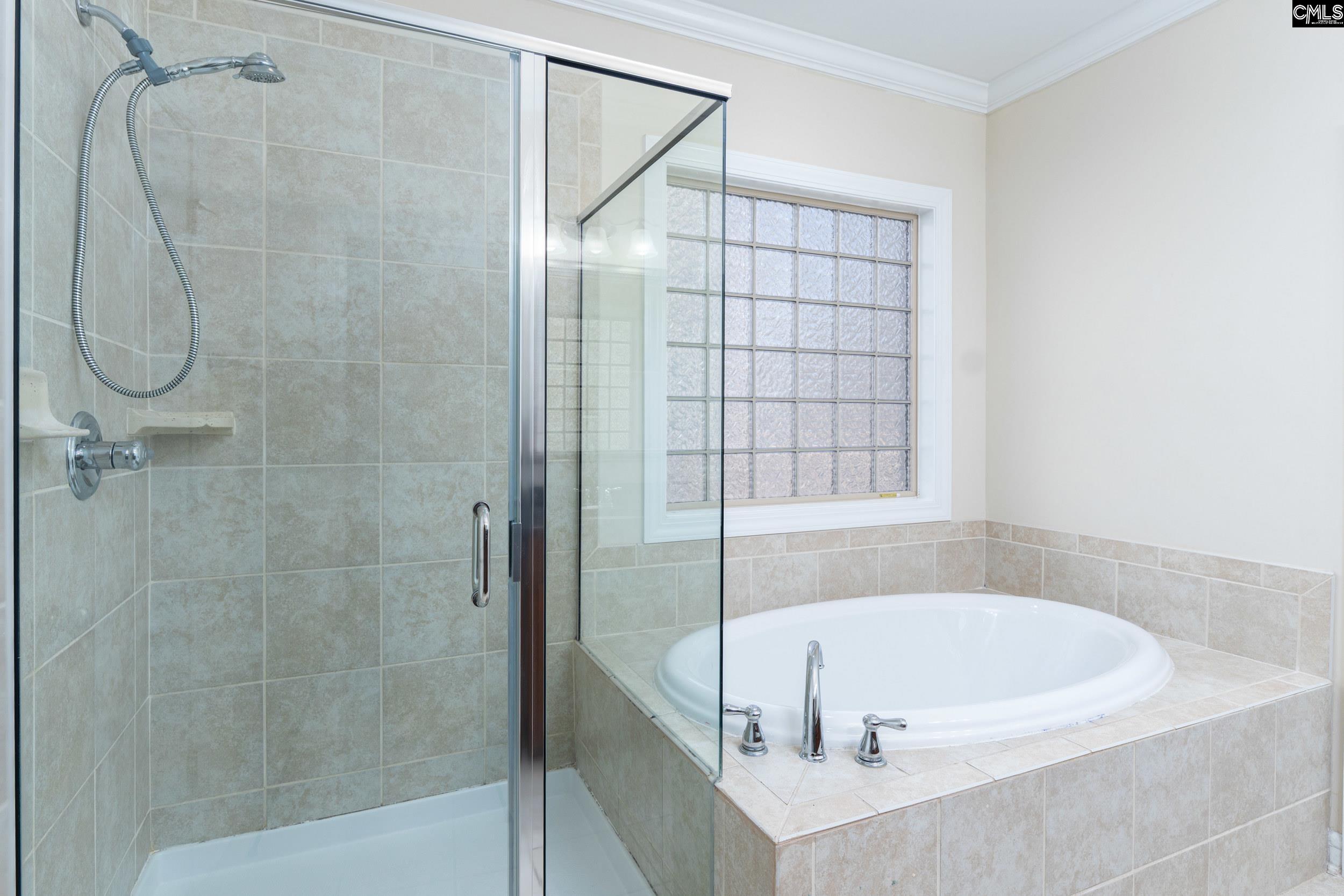 40 Wading Bird Loop Blythewood, SC 29016 - Photo 13 of 26 a bathroom with a bath tub and shower