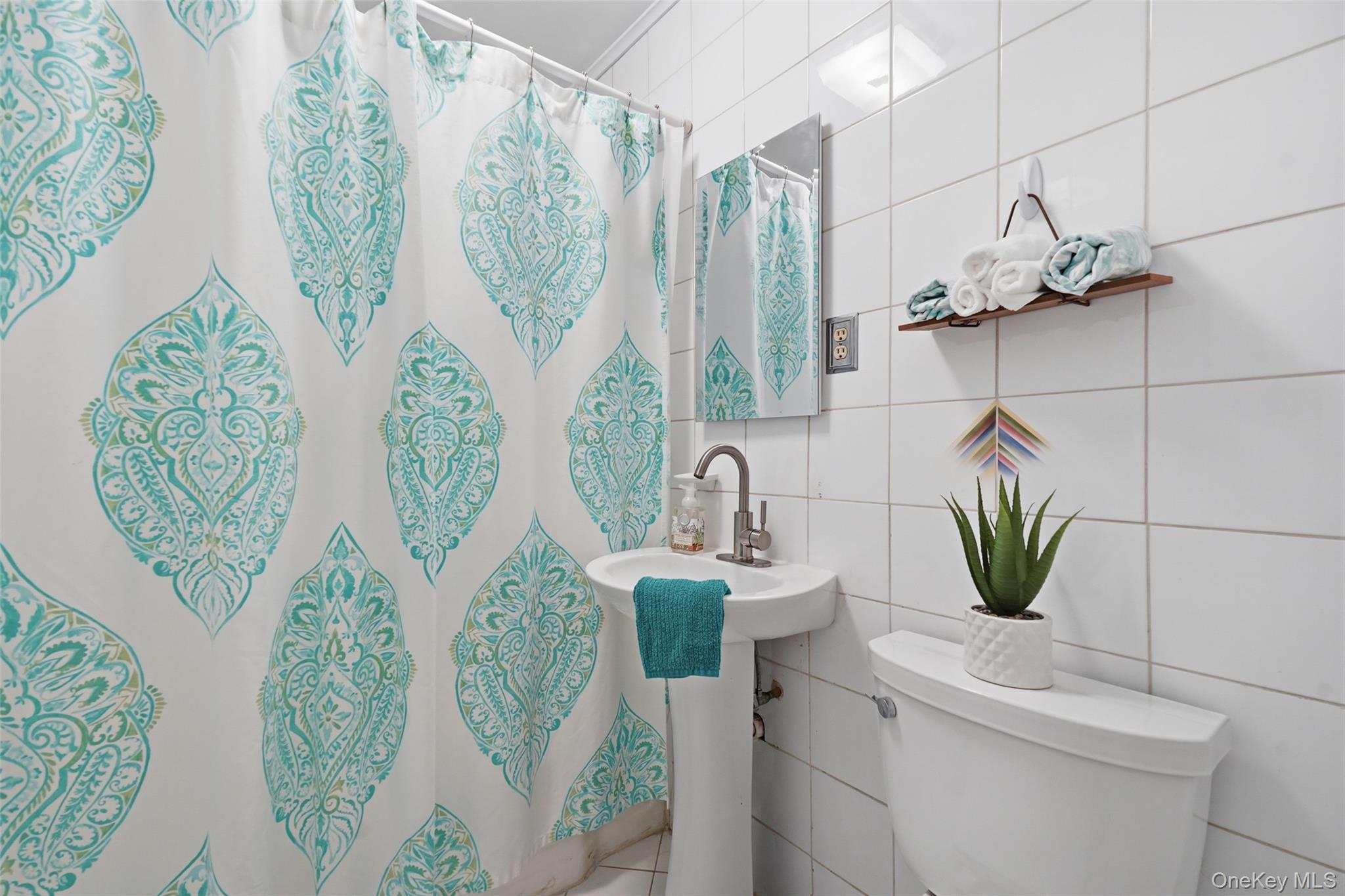 18 Sylvan Road Lake Peekskill, NY 10537 - Photo 21 of 50 Hallway bathroom between the kitchen and bathrooms.