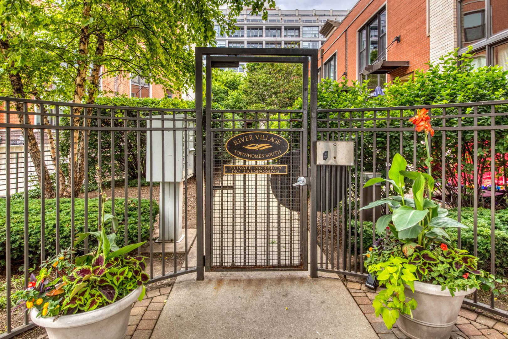 926 North Crosby Street Chicago, IL 60610 - Photo 19 of 19 a house view with a garden space