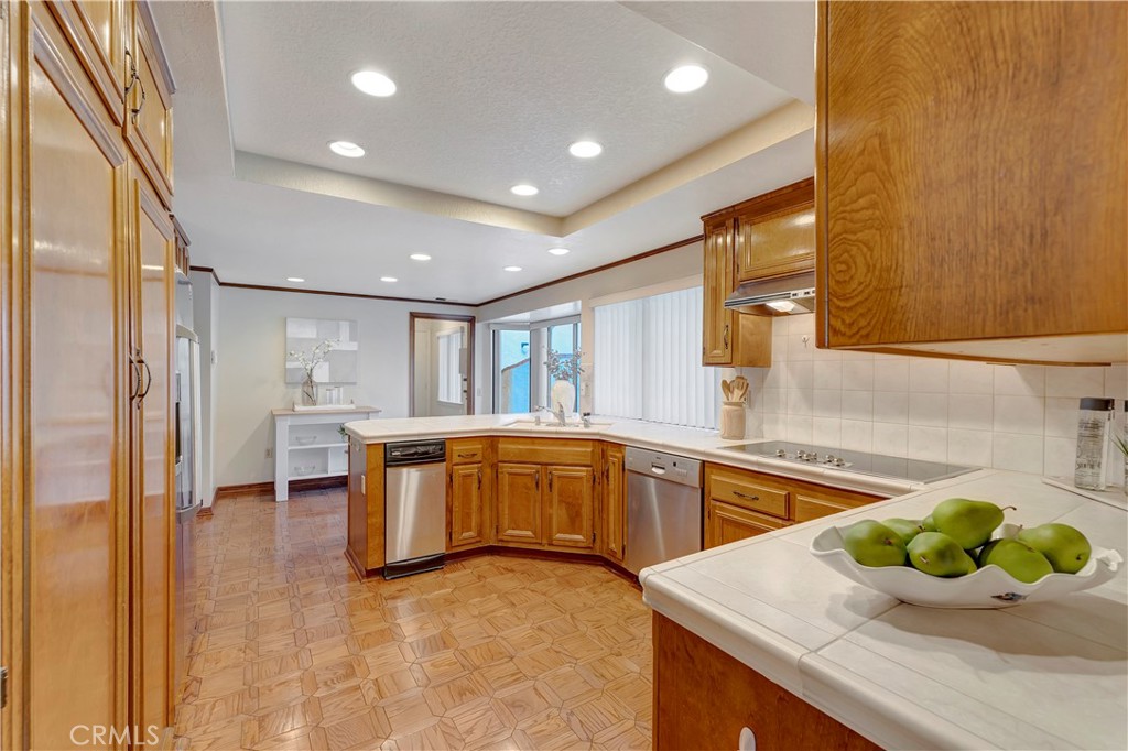 6225 Riviera Circle Long Beach, CA 90815 - Photo 18 of 51 SPACIOUS KITCHEN