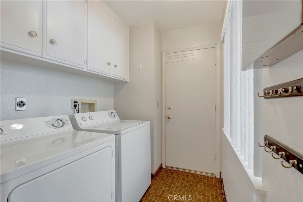 6225 Riviera Circle Long Beach, CA 90815 - Photo 24 of 51 WASHER & DRYER INCLUDED, DIRECT ACCESS TO 2 CAR GARAGE