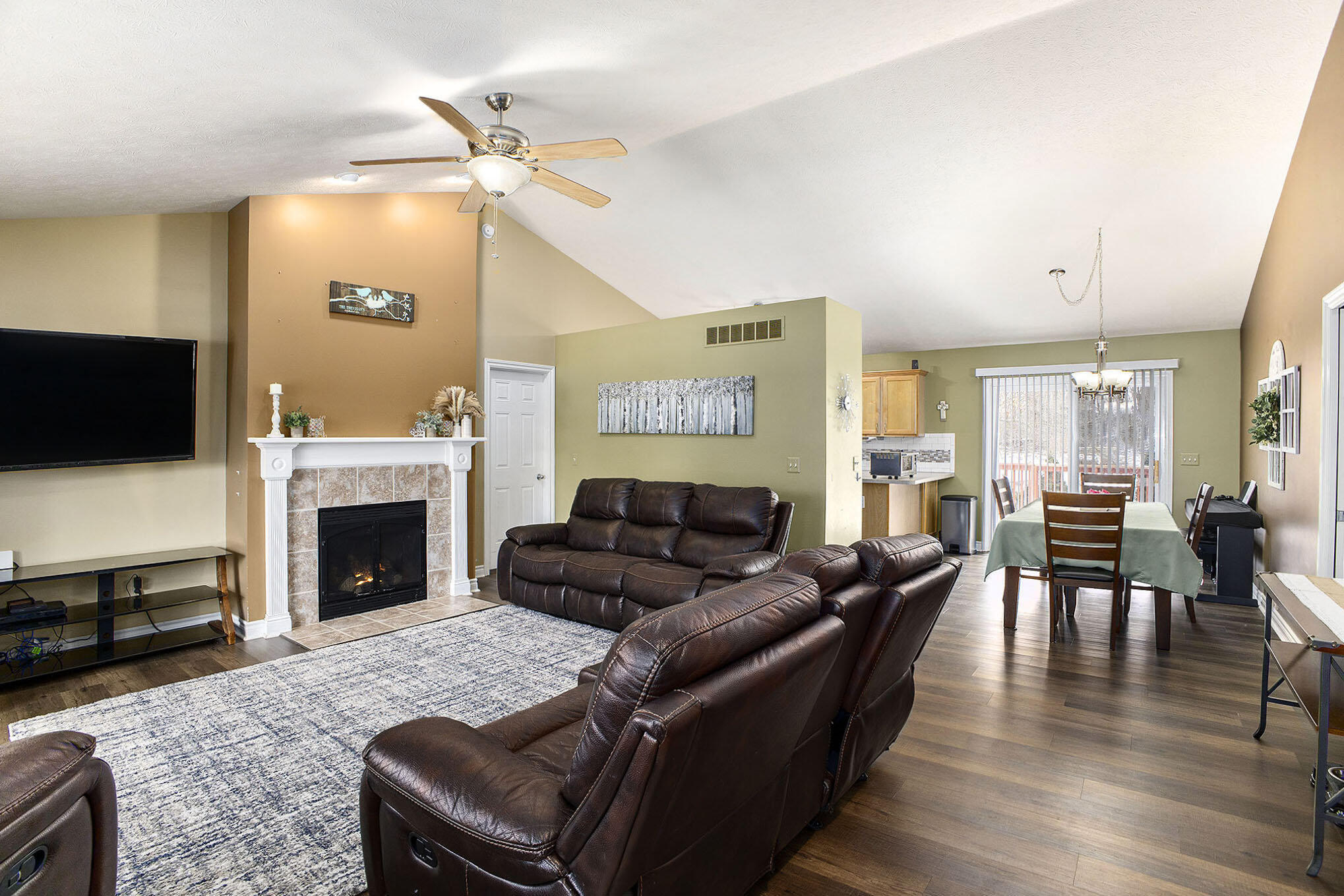 9843 Iosco Ridge Drive Gregory, MI 48137 - Photo 2 of 25 Living room entry