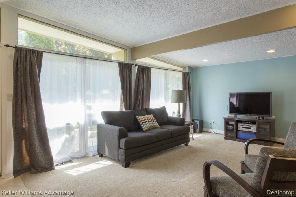 28515 Quail Hollow Road Farmington, MI 48331 - Photo 3 of 37 8-Quail Hollow_28515.jpg