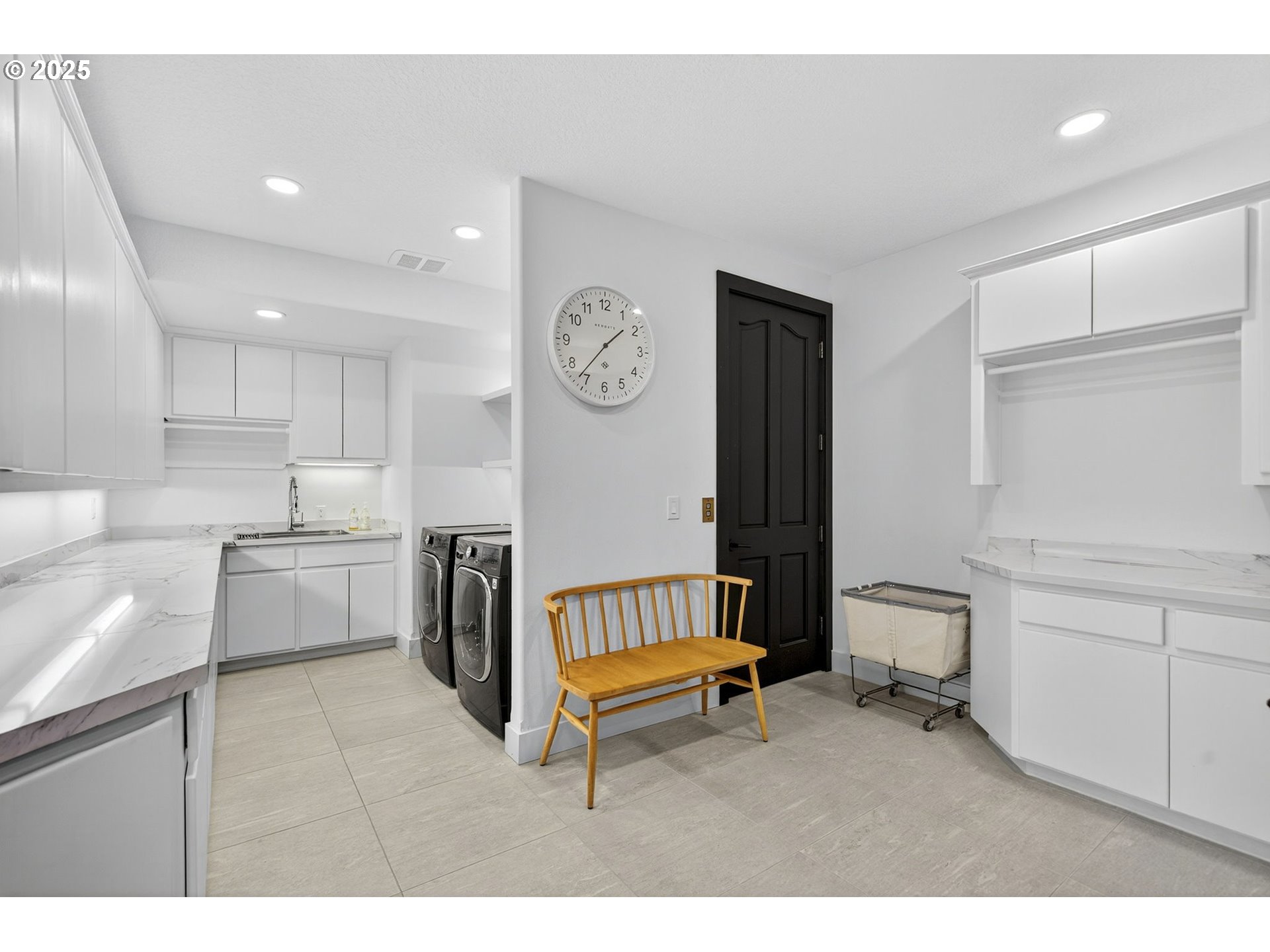 32520 Northeast Corral Creek Road Newberg, OR 97132 - Photo 32 of 48 a living room with furniture and a table