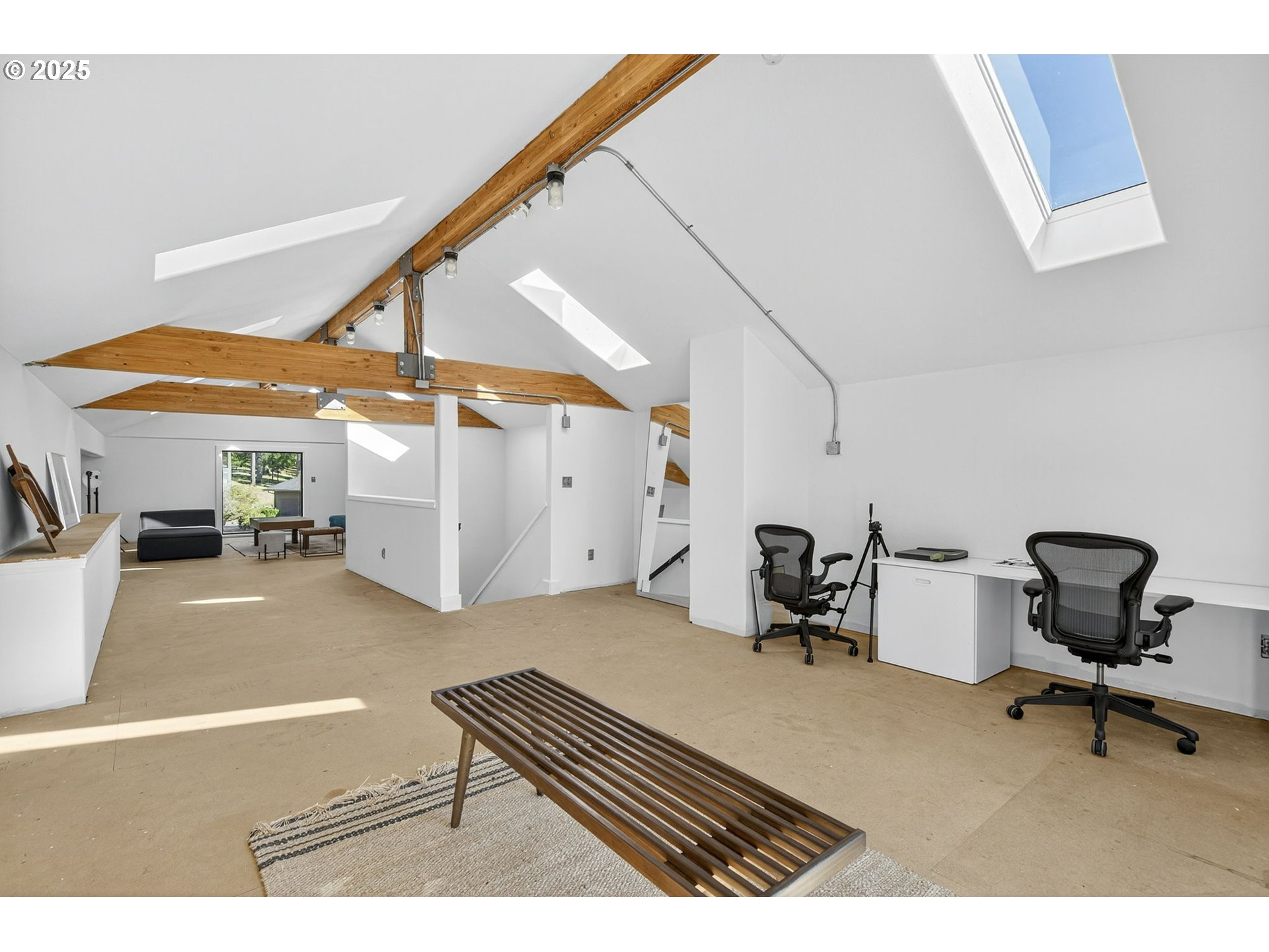 32520 Northeast Corral Creek Road Newberg, OR 97132 - Photo 44 of 48 a room with gym equipment and a table