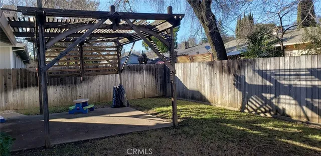 a view of a backyard