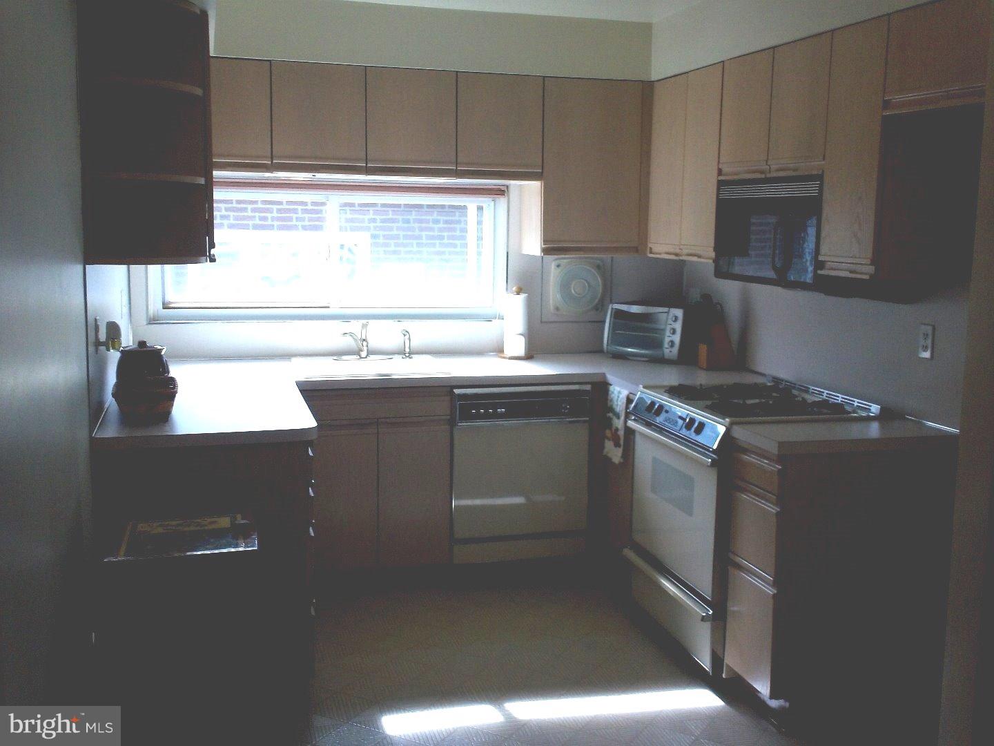 8911 Blue Grass Road Philadelphia, PA 19152 - Photo 10 of 24 Gallery Image 10