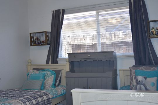 516 South Sorrel Street Ridgecrest, CA 93555 - Photo 10 of 32 a living room with furniture and a window
