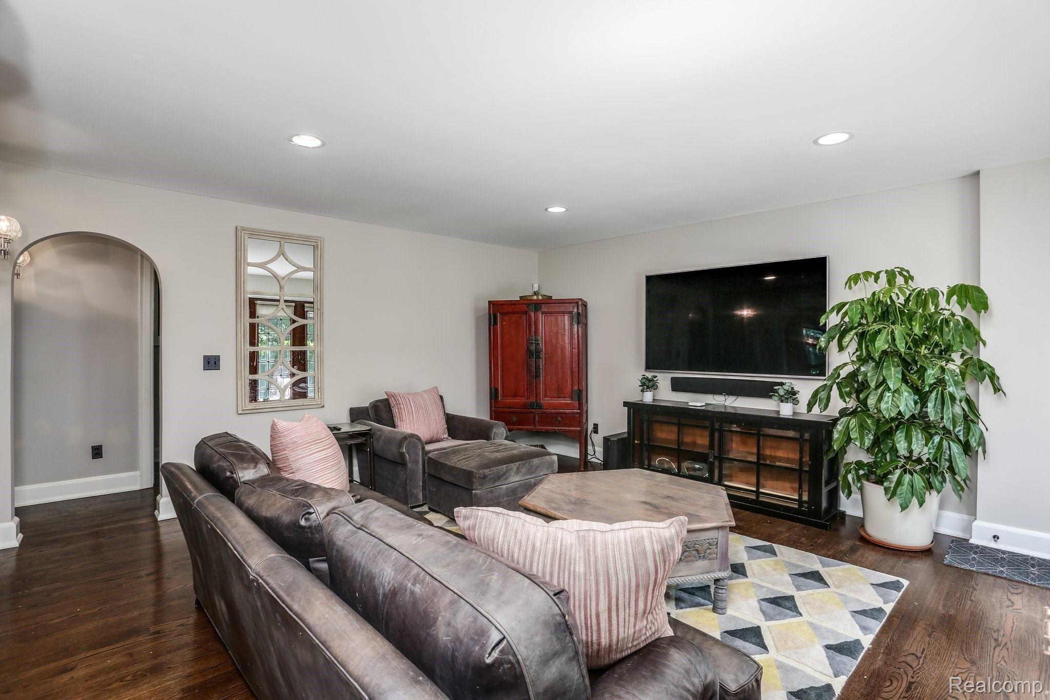 512 Rivenoak Street Birmingham, MI 48009 - Photo 12 of 47 Large family room off of kitchen.