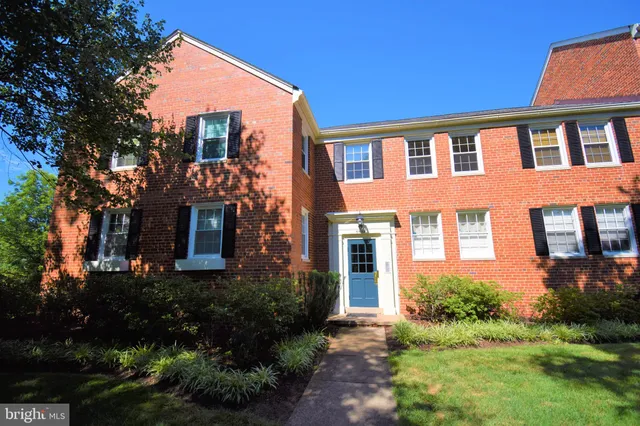 $2,025 | 6612 10th Street, Unit B2, Alexandria, VA 22307