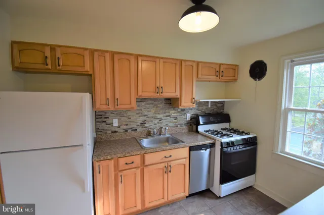 $2,025 | 6612 10th Street, Unit B2, Alexandria, VA 22307