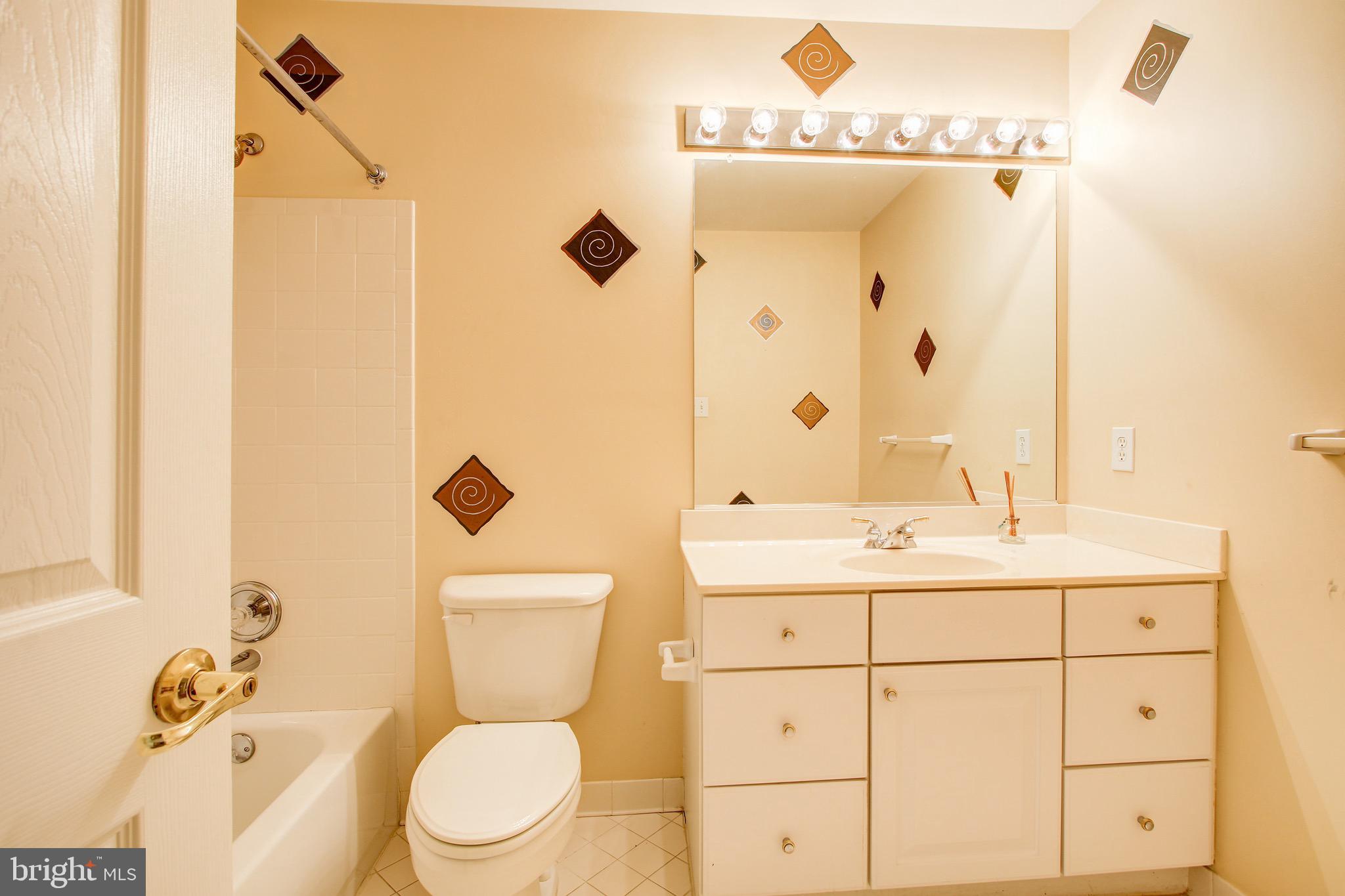 18303 Commandery Way Olney, MD 20832 - Photo 25 of 37 Shared Hall Bath