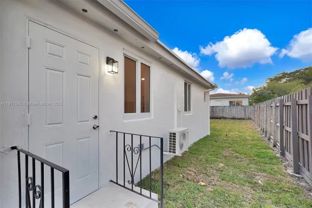 a view of a house with backyard