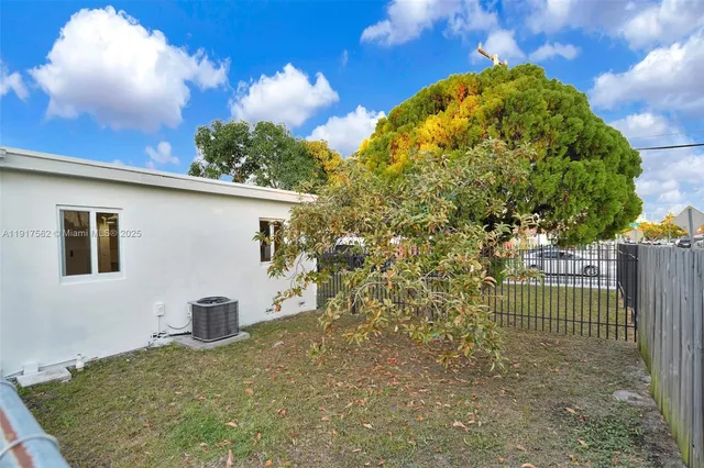 a view of a backyard