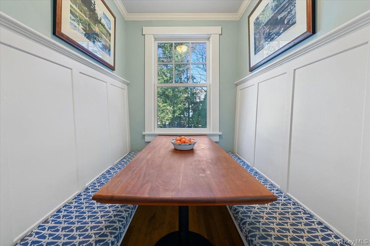 31 Emerson Road Larchmont, NY 10538 - Photo 12 of 39 The built-in breakfast table and benches are adjacent to the kitchen and easily seat a family of six.