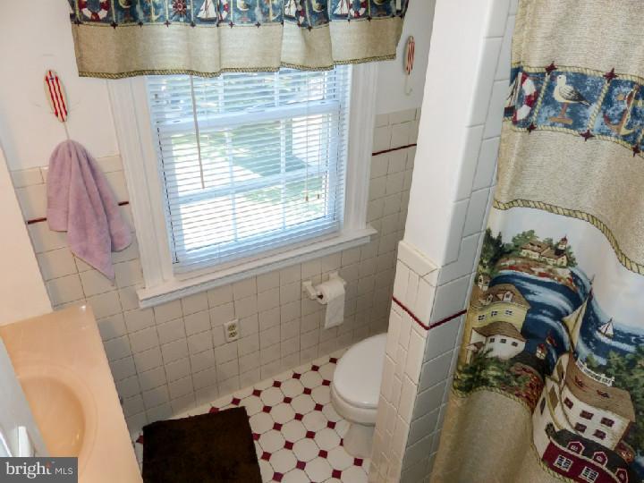 10821 Knights Road Philadelphia, PA 19154 - Photo 13 of 25 Bathroom