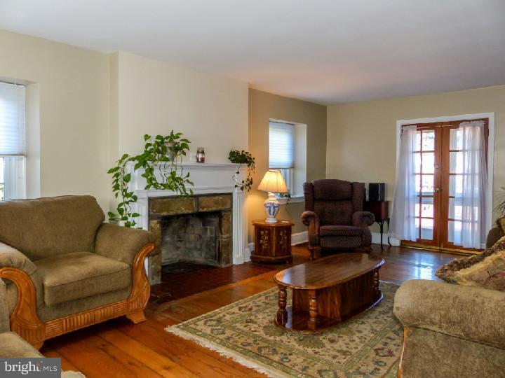 10821 Knights Road Philadelphia, PA 19154 - Photo 6 of 25 Living Room