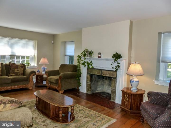 10821 Knights Road Philadelphia, PA 19154 - Photo 7 of 25 Living Room