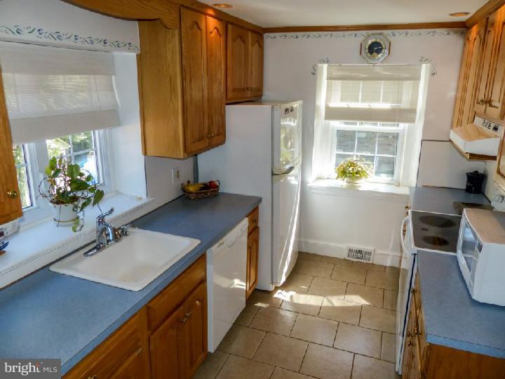 10821 Knights Road Philadelphia, PA 19154 - Photo 9 of 25 Kitchen