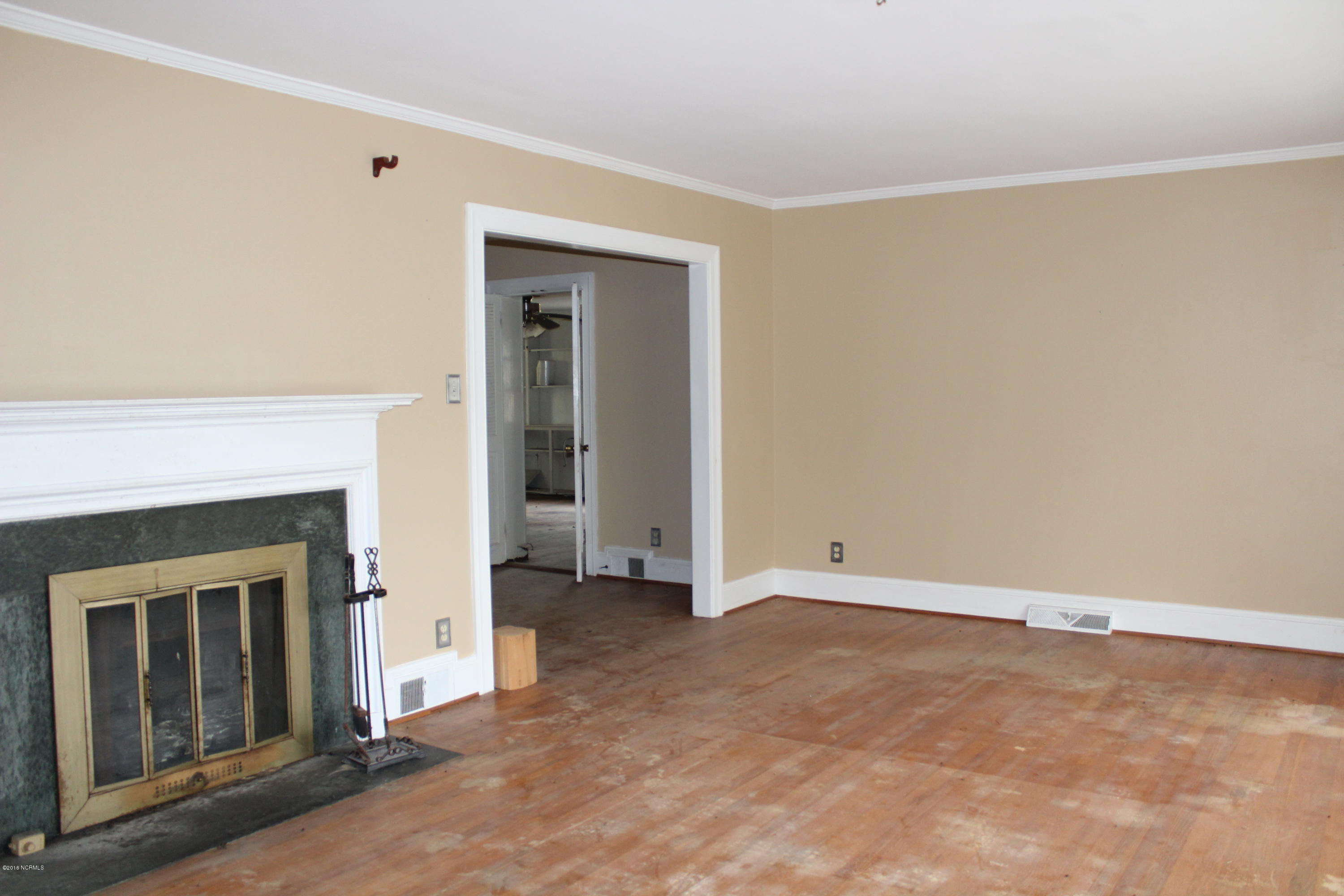 1213 Ruffin Terrace Kinston, NC 28504 - Photo 1 of 3 LivingRoom