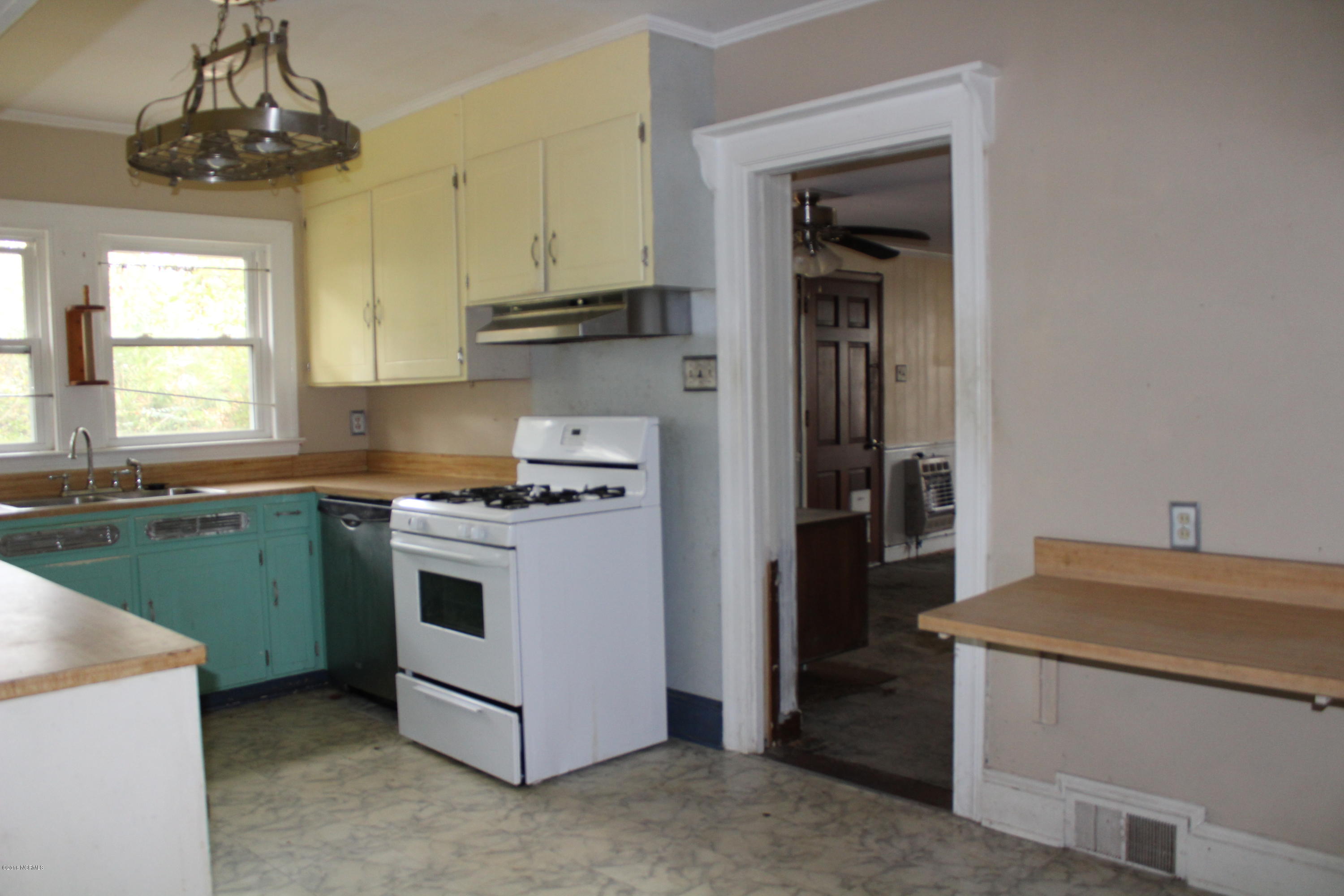 1213 Ruffin Terrace Kinston, NC 28504 - Photo 2 of 3 Kitchen
