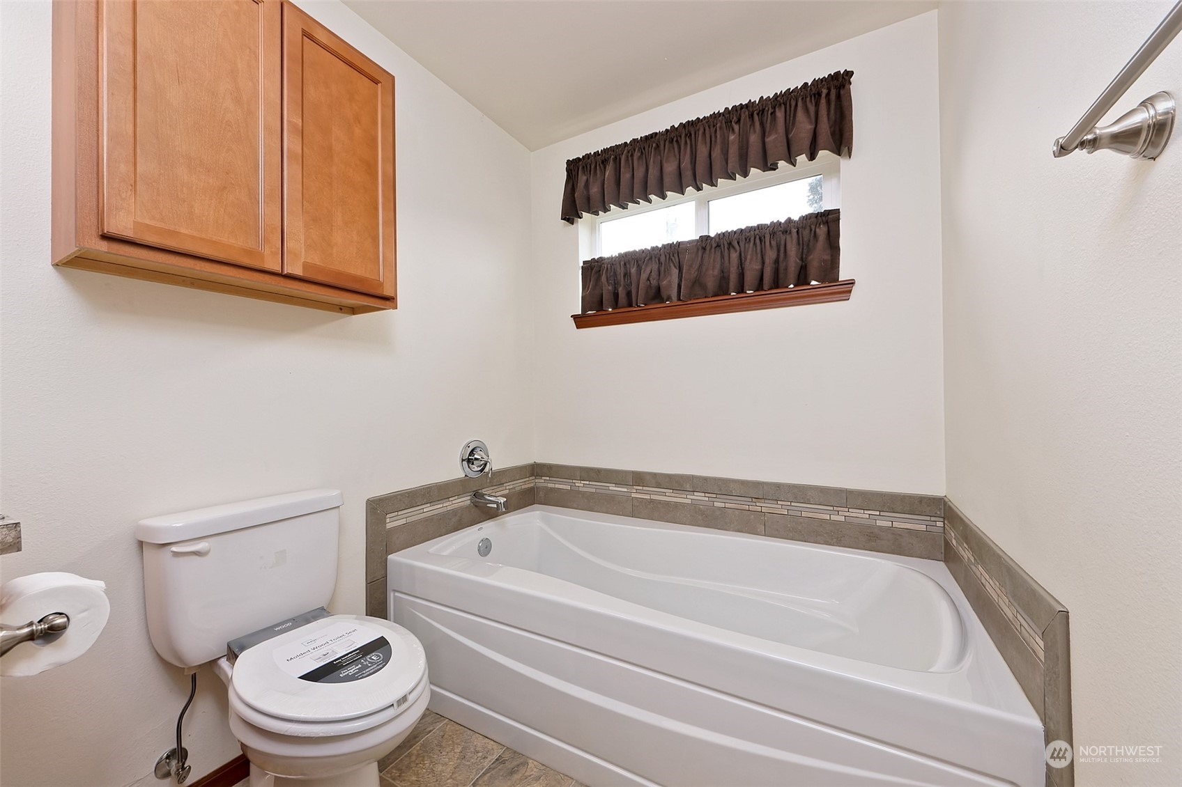 1025 Connection Street Shelton, WA 98584 - Photo 14 of 21 a bathroom with a toilet and a bathtub