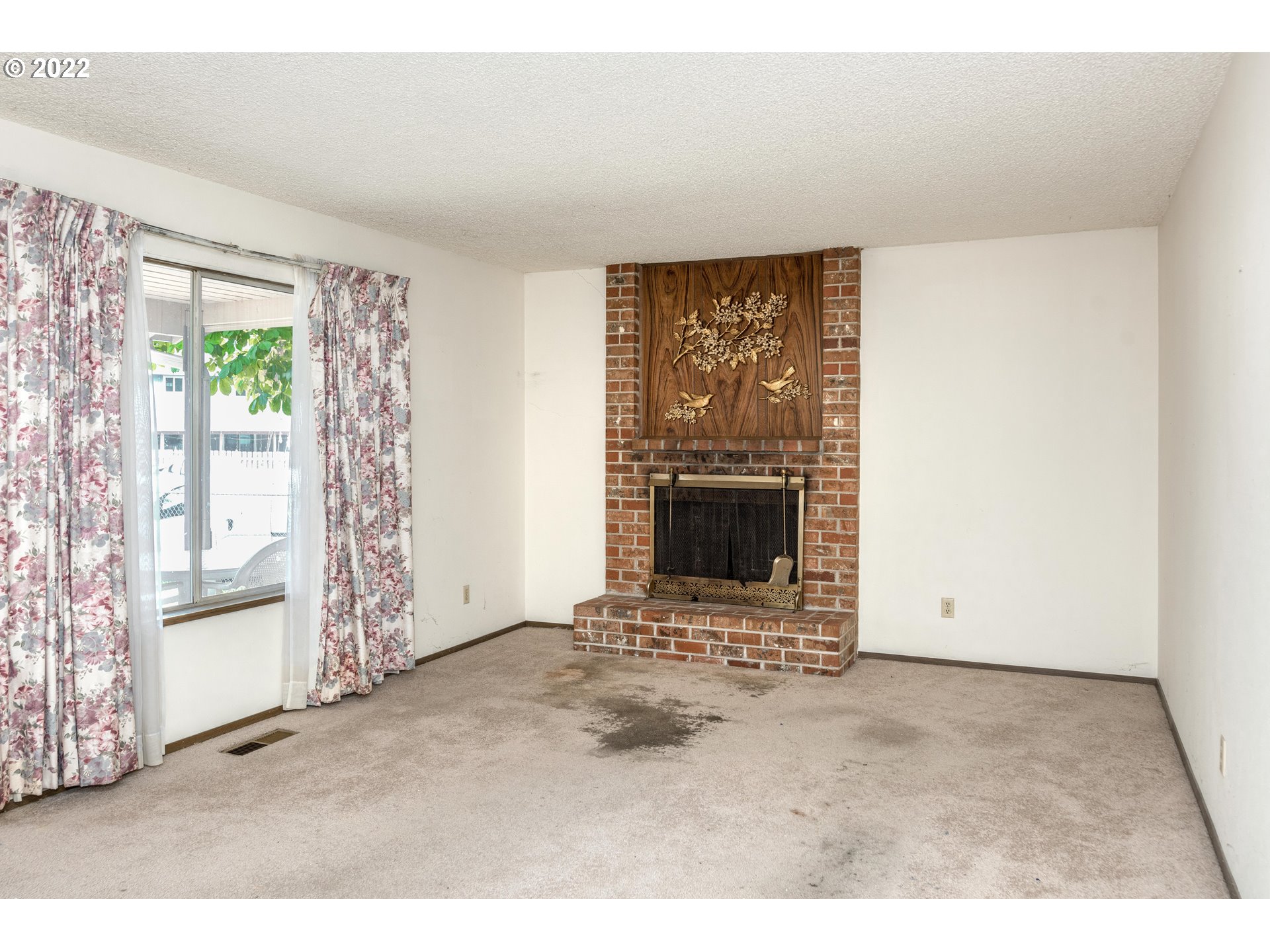 17755 Southwest Alexander Street Aloha, OR 97003 - Photo 9 of 15 Living Room