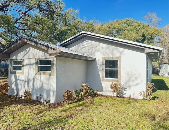 a view of a house with yard