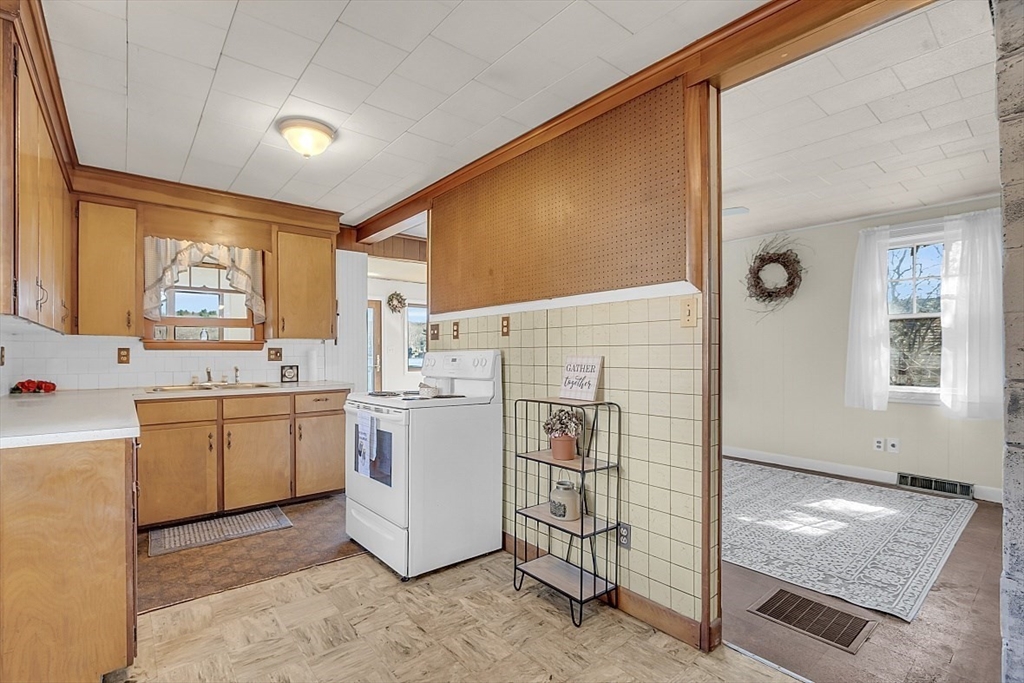 32 Ledge Avenue Spencer, MA 01562 - Photo 12 of 34