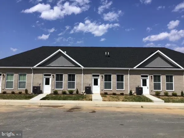$1,200 | 13 B Lockwood Drive, Inwood, WV 25428