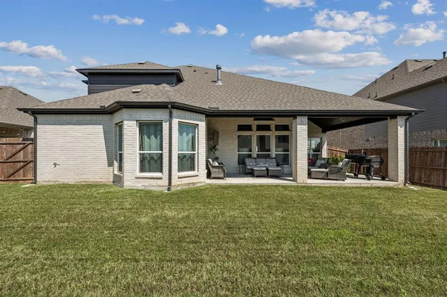 a view of a house with yard and porch
