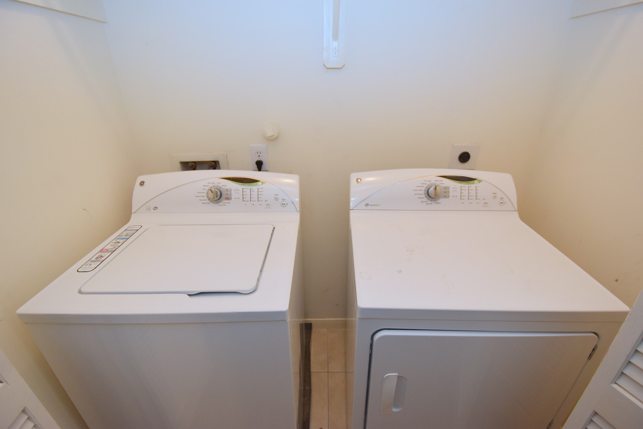 1267 West 17th Street Houston, TX 77008 - Photo 15 of 22 In-unit laundry with modern washer and dryer.