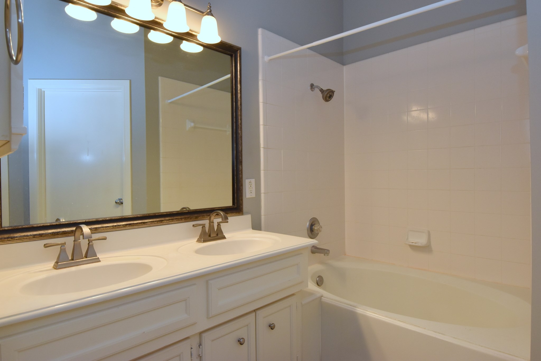 1267 West 17th Street Houston, TX 77008 - Photo 17 of 22 Elegant ensuite with dual vanities and a spacious soaking tub.