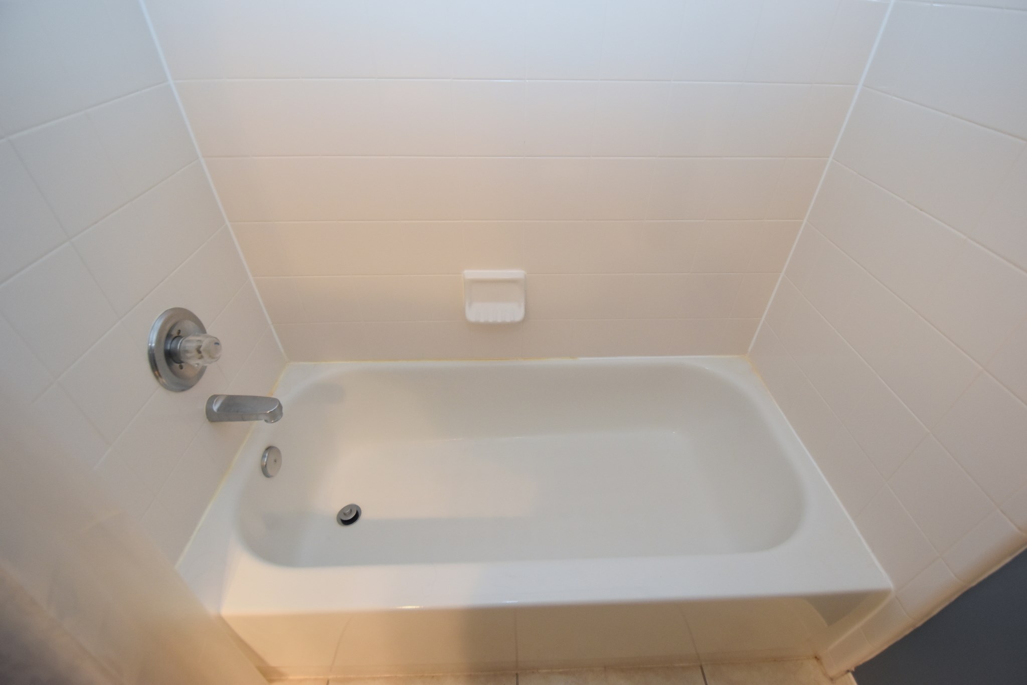 1267 West 17th Street Houston, TX 77008 - Photo 6 of 22 Main-level full bath with clean, bright tilework and modern fixtures.