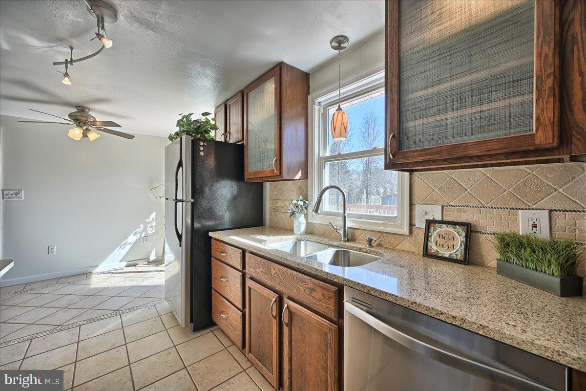 880 Cedars Road Lewisberry, PA 17339 - Photo 3 of 25 Quartz Countertops