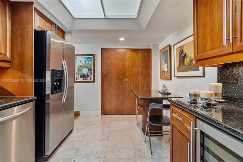 $885,000 | 520 Brickell Key Drive, Unit A1404, Miami, FL 33131