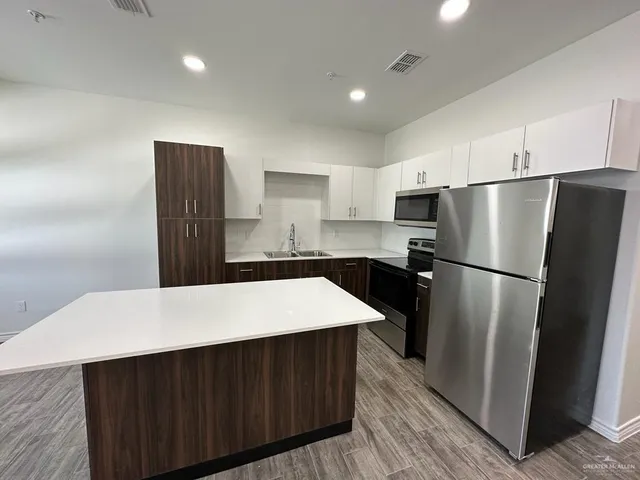 $900 | 302 Sylvia Handy Drive, Unit C6, Elsa, TX 78543