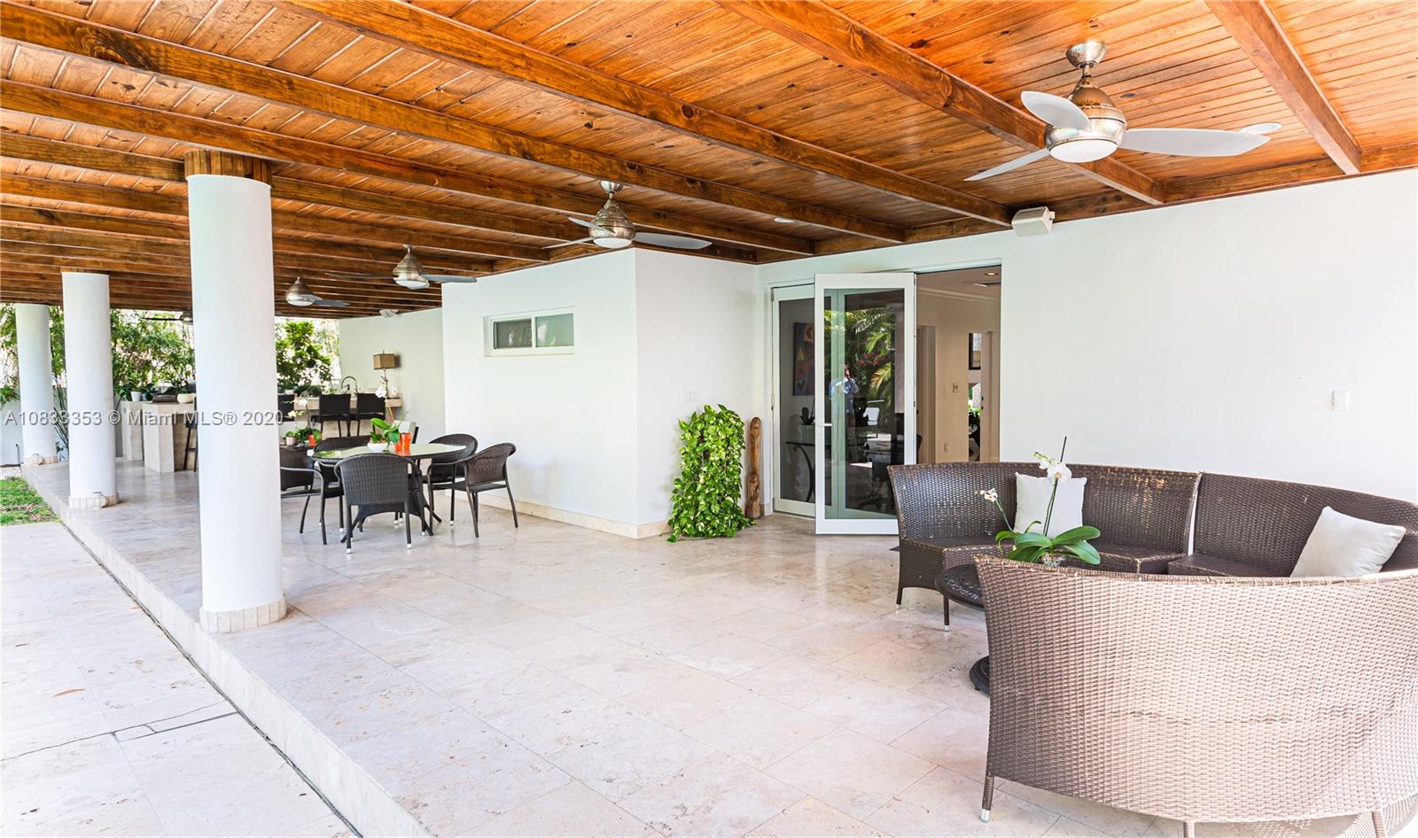 472 Warren Lane Key Biscayne, FL 33149 - Photo 35 of 39 a living room with furniture and potted plants