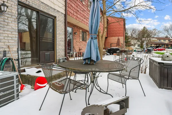 $299,800 | 1528 Chippewa Trail, Wheeling, IL 60090