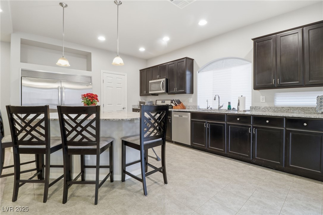 7243 Shannon Ridge Court Las Vegas, NV 89118 - Photo 5 of 19 Kitchen with eat in island