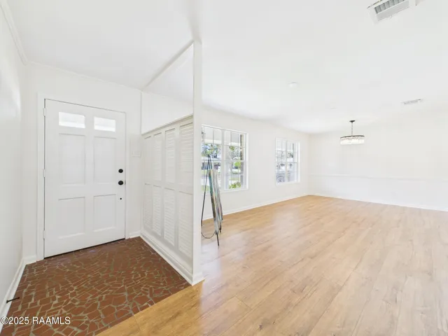 $374,000 | 207 Broadmoor Boulevard, Lafayette, LA 70503