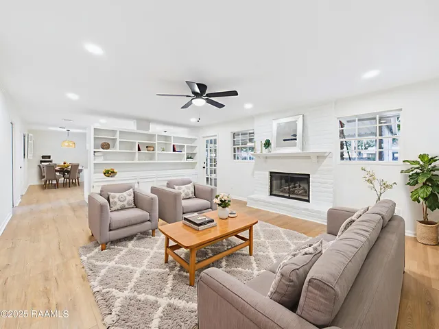 $365,000 | 207 Broadmoor Boulevard, Lafayette, LA 70503