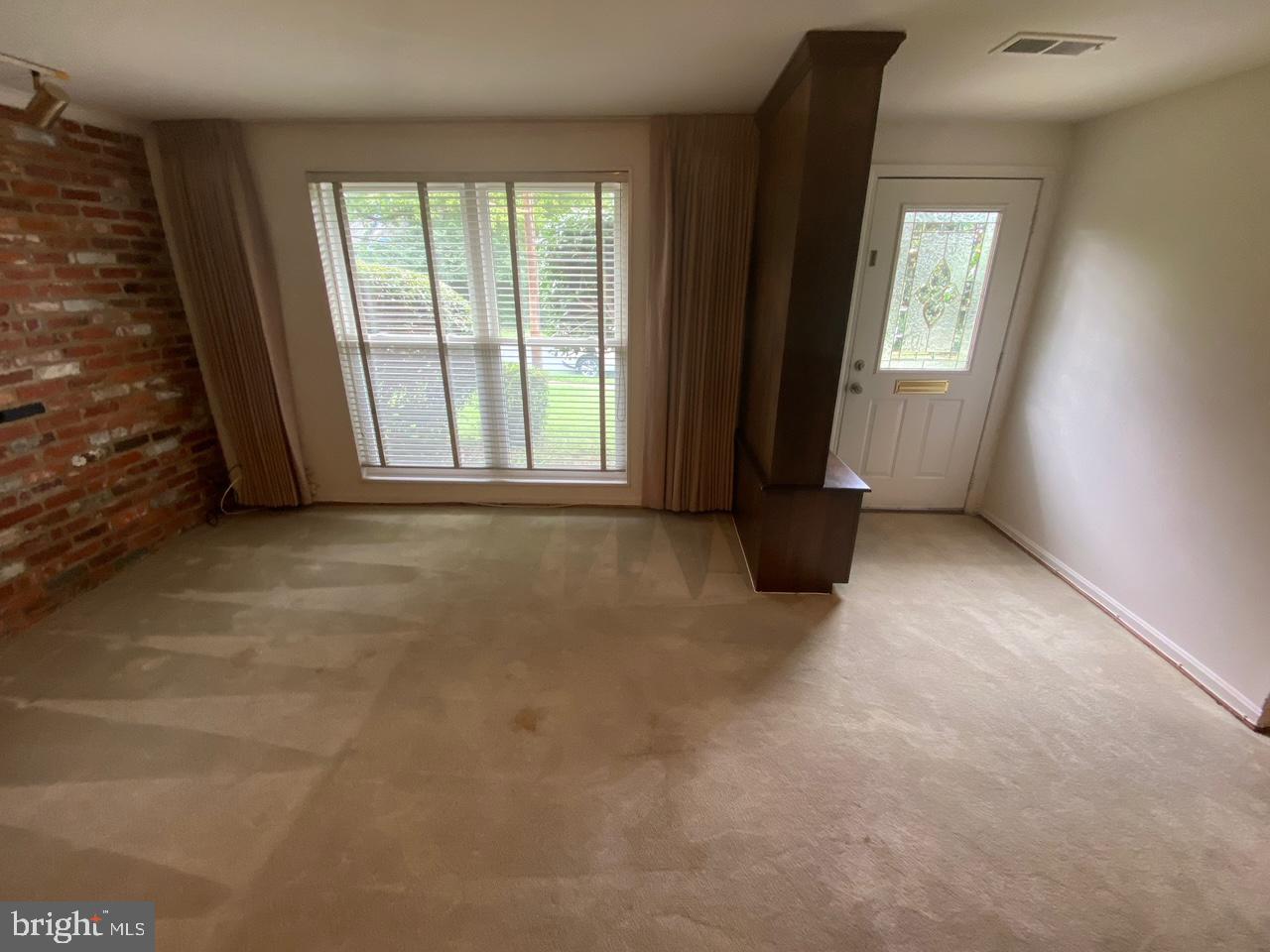 6411 East Halbert Road Bethesda, MD 20817 - Photo 7 of 20 Foyer/LR