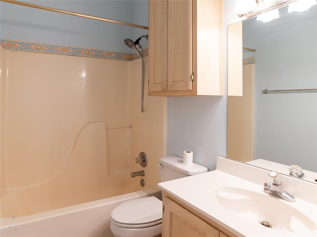 604 Valleyridge Court Decatur, TX 76234 - Photo 21 of 23 Guest Bathroom