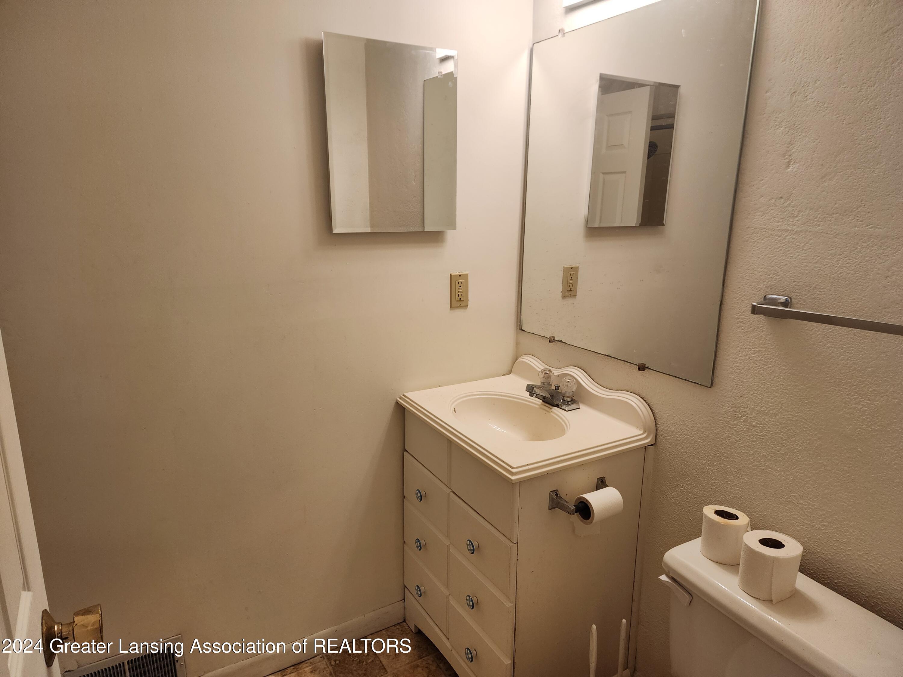 2801 Turner Road Lansing, MI 48906 - Photo 11 of 18 Full Bath