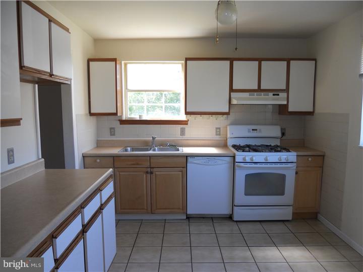 1222 Deer Run Reading, PA 19606 - Photo 5 of 19 Kitchen