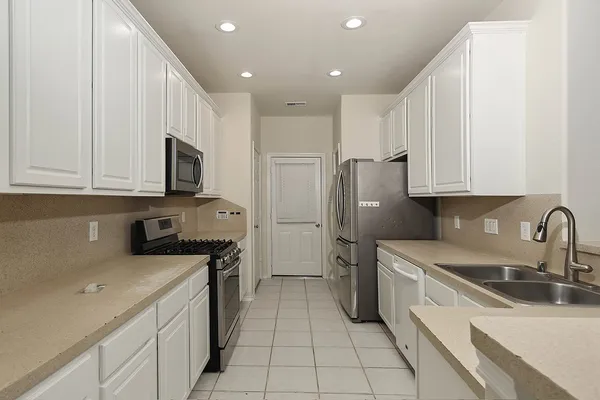 $2,100 | 102 Blue Creek Place, The Woodlands, TX 77382