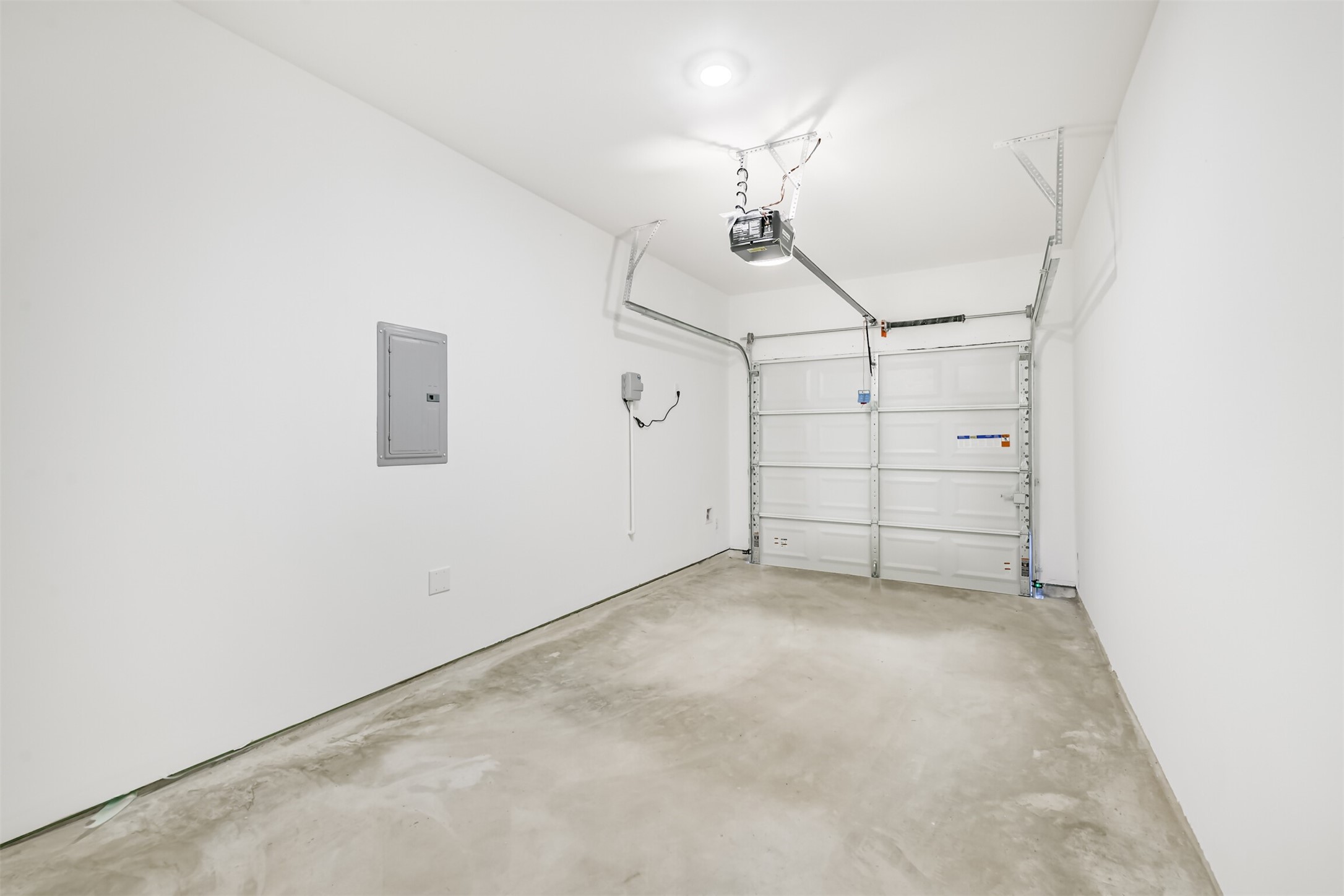 819 Sweet Jubilee Lane Houston, TX 77090 - Photo 21 of 25 an empty room with windows