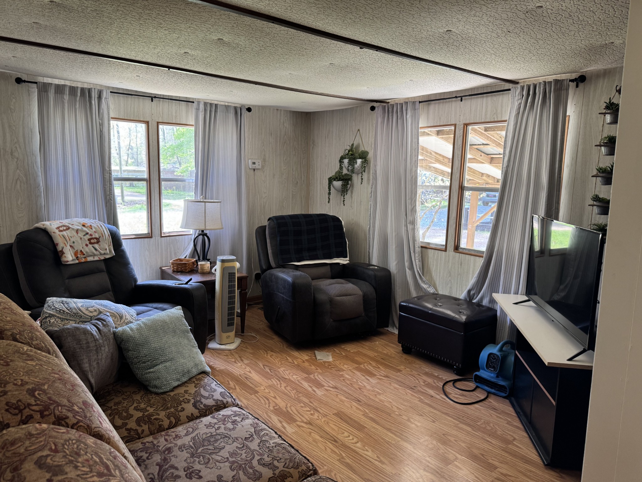 100 Haylee Road Waverly, TN 37185 - Photo 4 of 13 a living room with furniture and a window