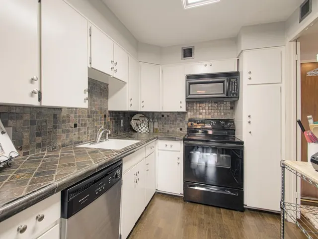 $135,700 | 4545 Wornall Road, Unit 208, Kansas City, MO 64111